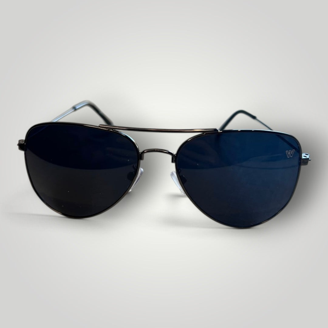 Óculos de sol aviador W One Brand Store com armação de metal preta e lentes fumê em design clássico e moderno