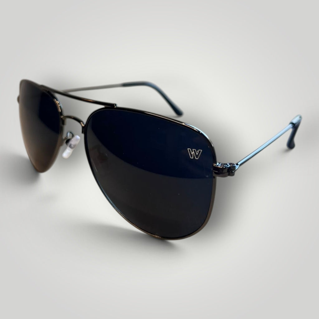 Óculos de sol aviador W One Brand Store com armação de metal preta e lentes fumê em estilo clássico e moderno