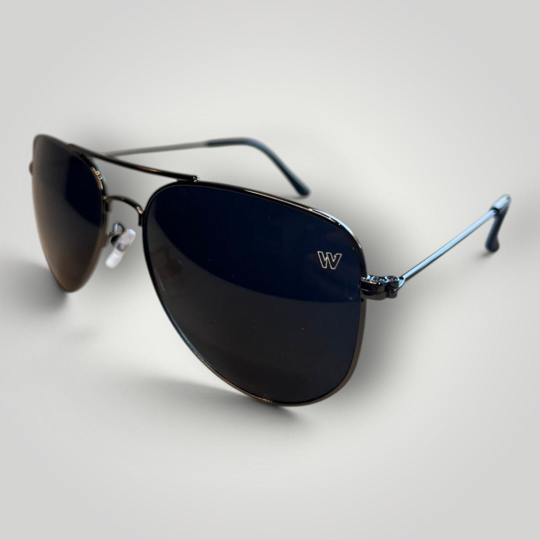 Óculos de sol aviador W One Brand Store com armação de metal preta e lentes fumê em estilo clássico e moderno