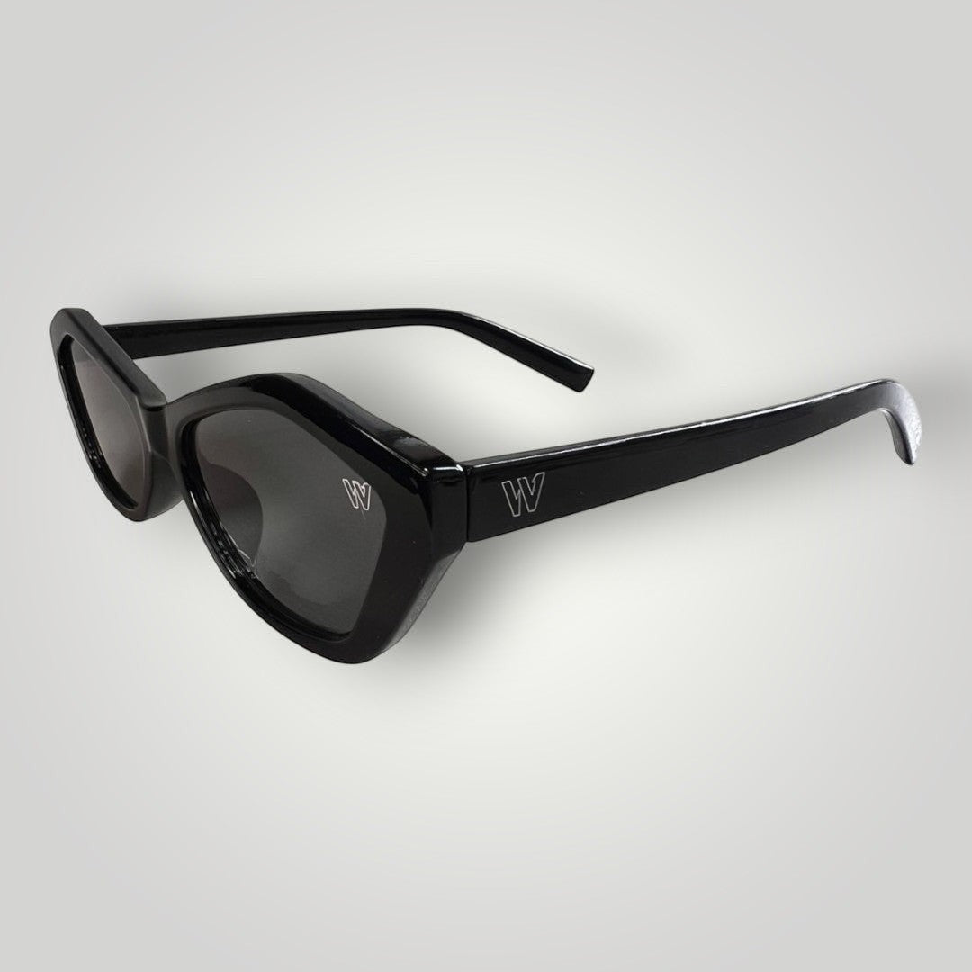 Óculos de sol W One Brand Store modelo borboleta em acetato preto com lentes fumê e proteção UV400