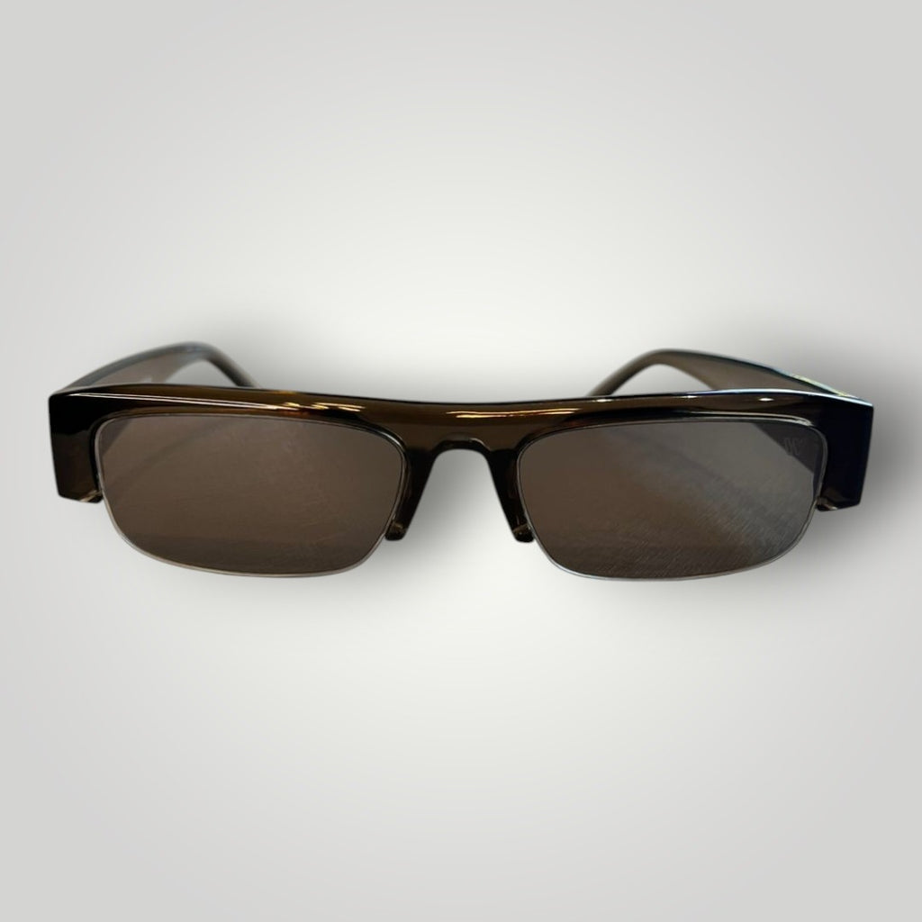 Óculos de sol W One retangulares em acetato cinza transparente com hastes escuras e lentes escuras, estilo fashionista.