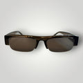 Óculos de sol W One retangulares em acetato cinza transparente com hastes escuras e lentes escuras, estilo fashionista.