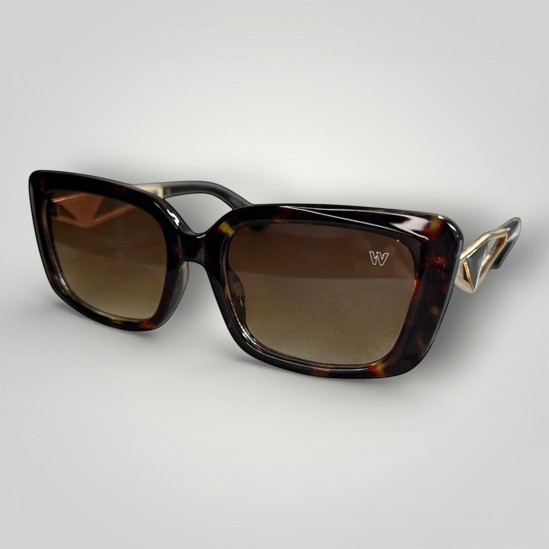 Óculos de sol W One retangular em acetato e metal marrom camuflado com lentes marrons e detalhe dourado na haste.