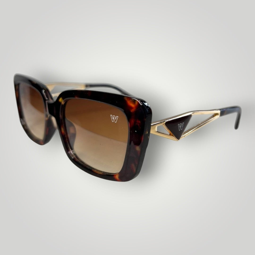 Óculos de sol W One retangular em acetato e metal com estampa tartaruga e lentes marrons degradê. Detalhes dourados nas hastes.