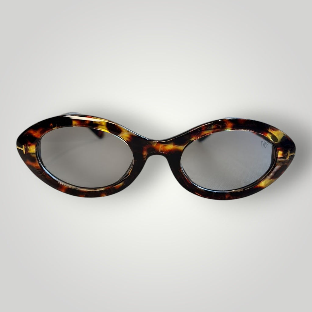 Óculos de sol W One em acetato com estampa tartaruga, formato oval e lentes fumê. Detalhe de logo discreto nas hastes.