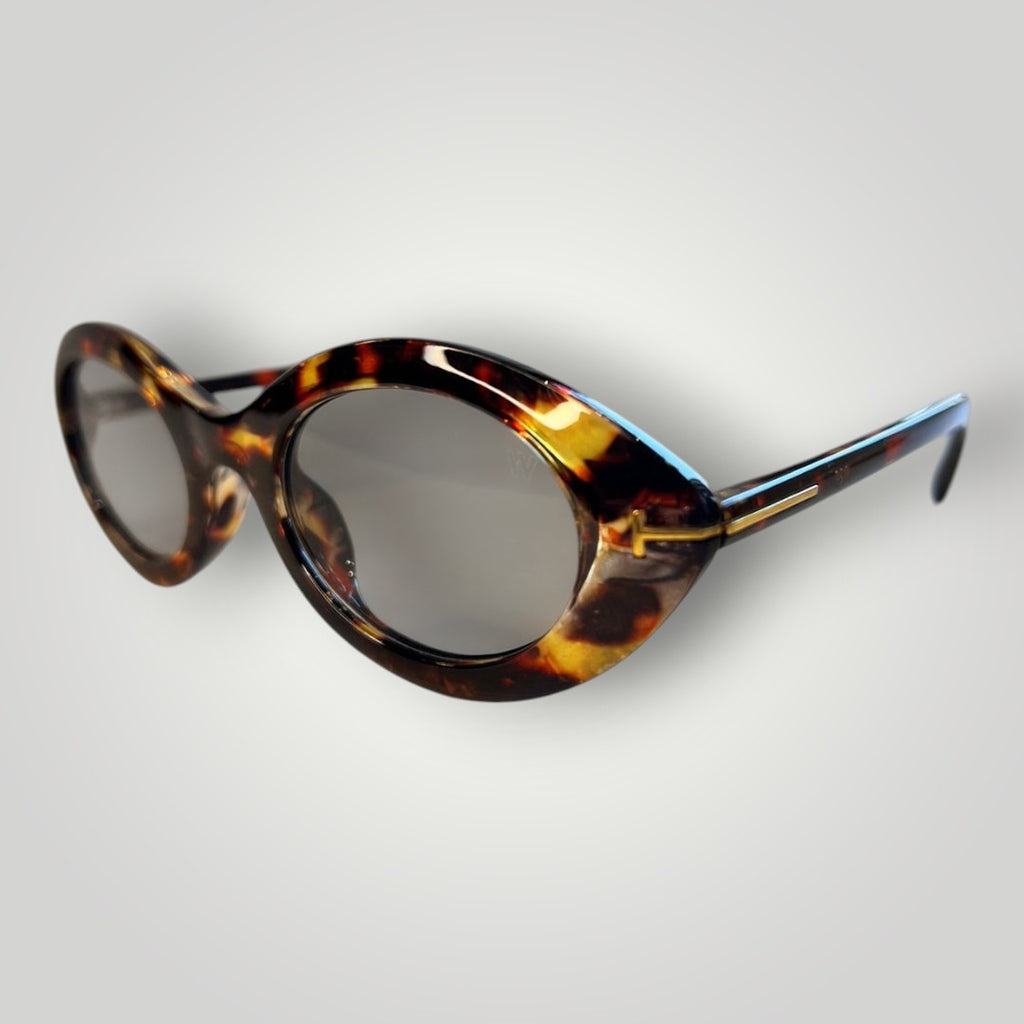 Óculos de sol W One Brand Store ovais em acetato com estampa de tartaruga e lentes fumê. Design moderno com proteção UV400.