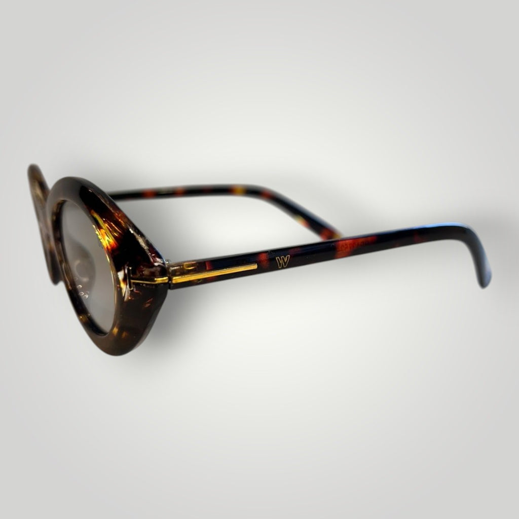 Óculos de sol W One em acetato com estampa de tartaruga, armação oval e lentes fumê. Detalhe dourado na haste com logo W.