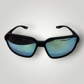 Óculos de sol esportivo W One Brand Store com armação preta, hastes emborrachadas e lentes espelhadas com proteção UV