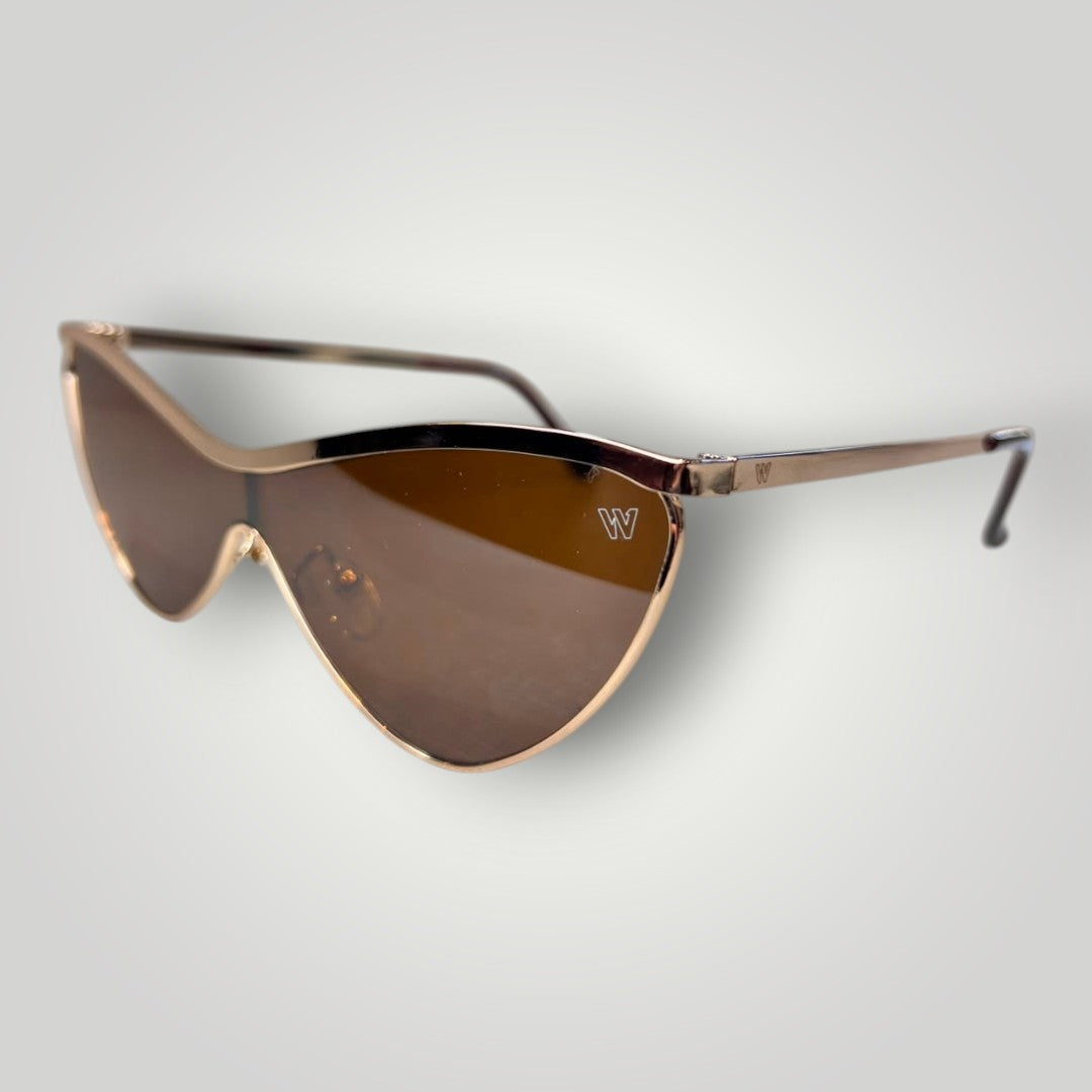 Óculos de sol W One Brand Store modelo gatinha com armação em metal dourado e lentes marrons