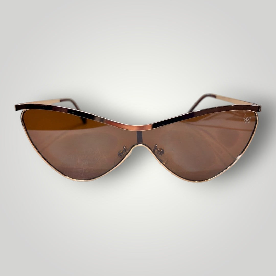 Óculos de sol W One Brand Store modelo gatinha com armação em metal dourado e lentes marrons elegantes