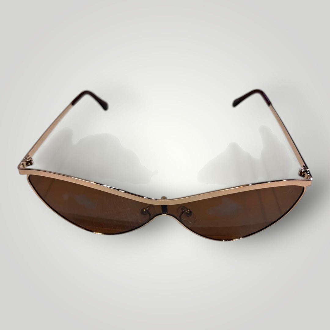Óculos de sol W One Brand Store modelo gatinha em metal dourado com lentes marrons em fundo neutro