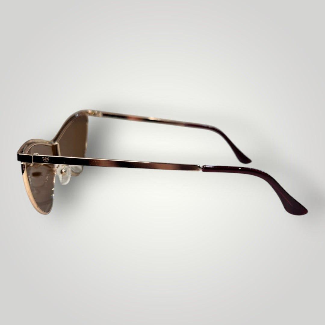 Óculos de sol W One Brand Store modelo gatinha em metal dourado com hastes finas e lentes marrons, vista lateral.