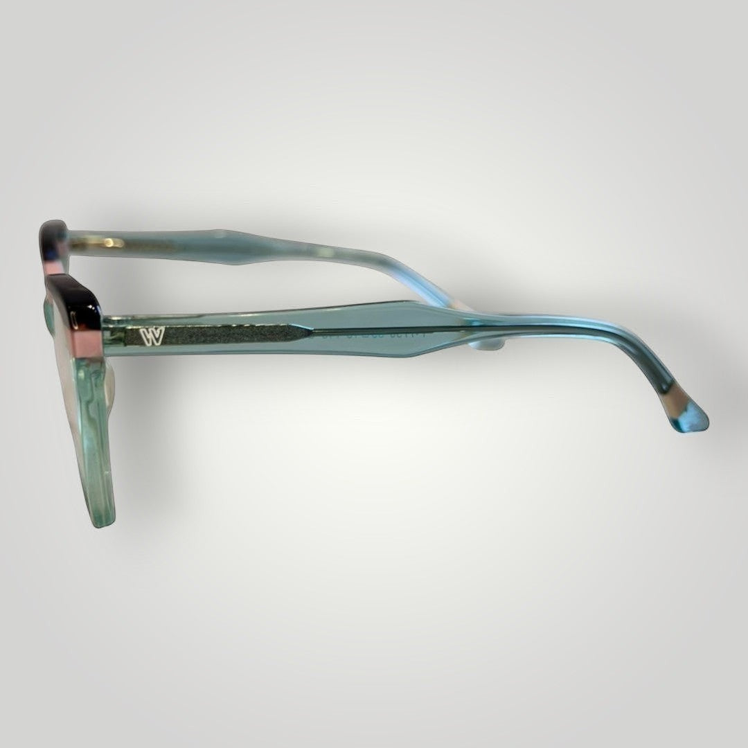 Armação de óculos de grau W One em acetato azul tiffany transparente com detalhe colorido e design gatinho.