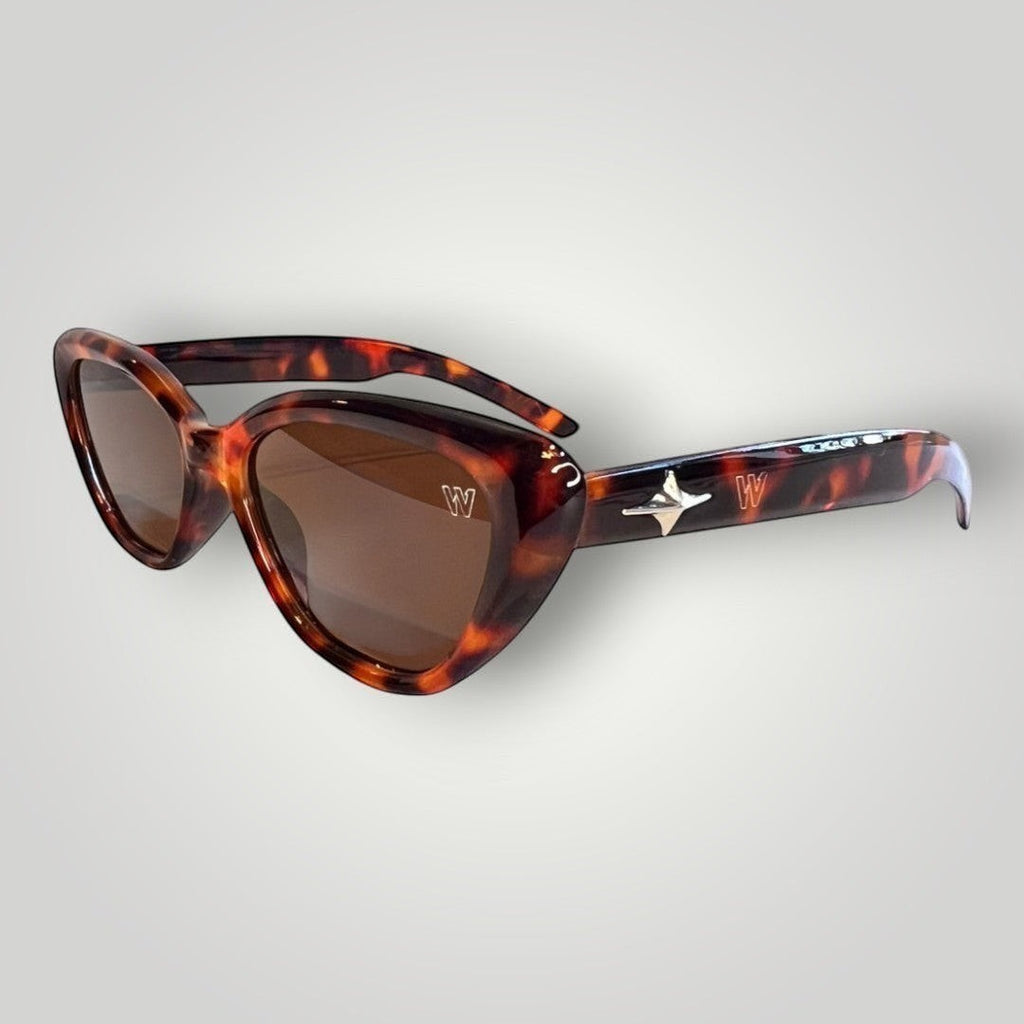 Óculos de sol gatinho W One Brand Store em acetato marrom camuflado com lentes marrons e detalhe metálico na haste
