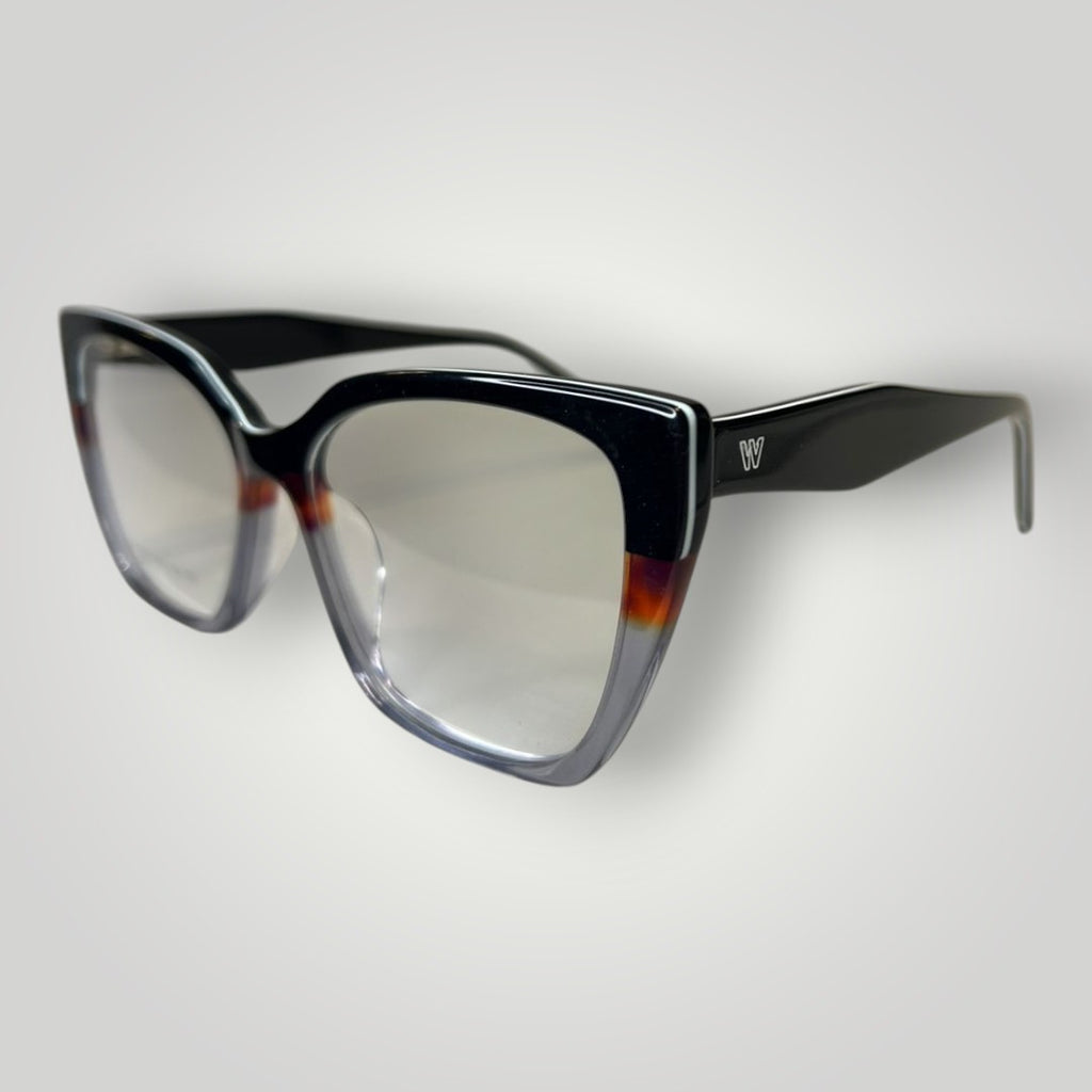 Óculos de grau W One gatinho em acetato preto, cinza e vermelho com detalhe degradê. Design moderno e elegante.