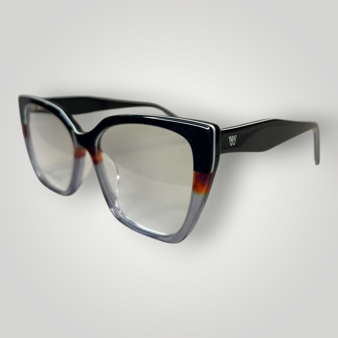 Óculos de grau W One gatinho em acetato preto, cinza e vermelho com detalhe degradê. Design moderno e elegante.