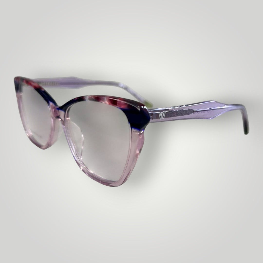 Óculos de grau W One Brand Store gatinho em acetato rosa com detalhes coloridos e pontas das hastes verdes.