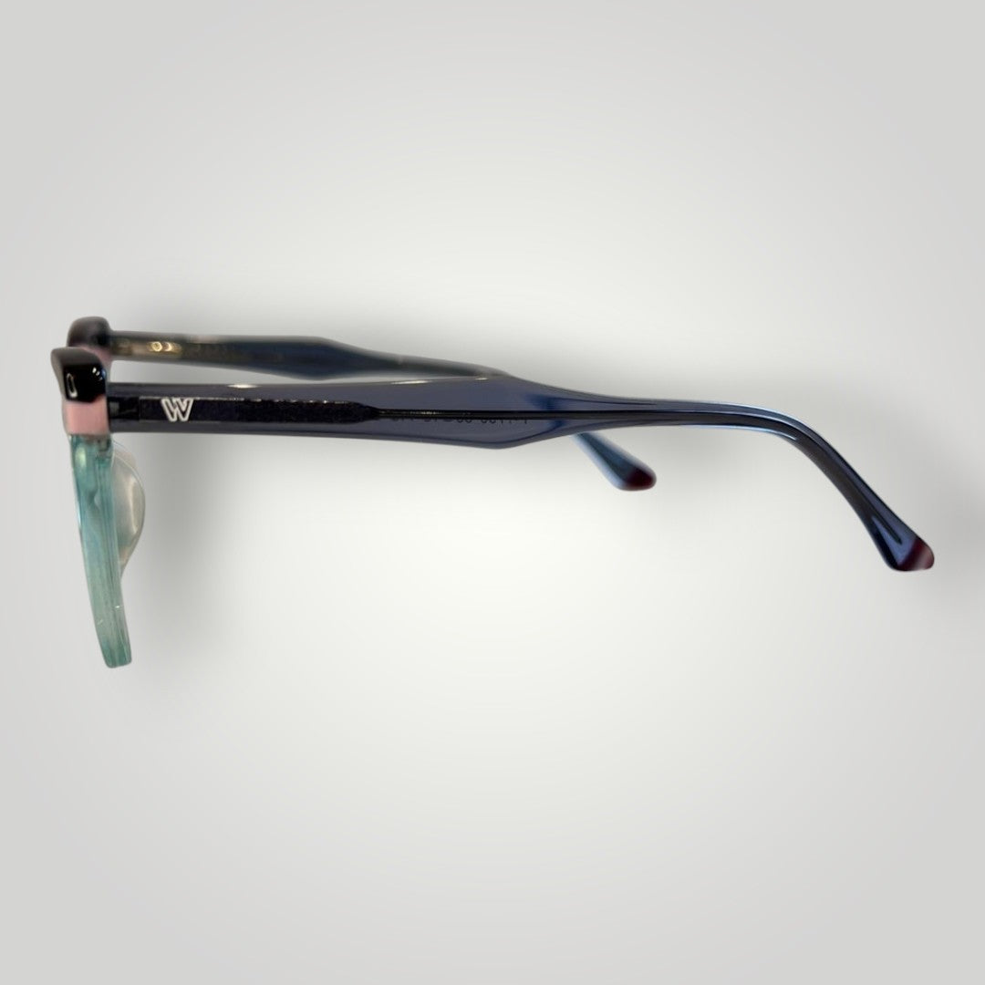 Armação de óculos de grau W One gatinho em acetato azul tiffany transparente com detalhe colorido e hastes fumê.