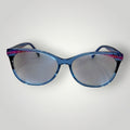 Óculos de grau W One Brand Store gatinho em acetato azul escuro transparente com detalhes rosas e armação moderna.