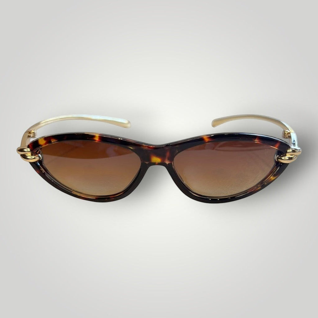 Óculos de sol W One gatinho em acetato camuflado com haste dourada e lentes marrons com proteção UV400.