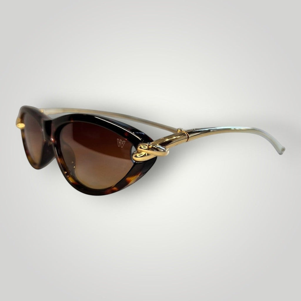 Óculos de sol W One gatinho em acetato camuflado com detalhe de nó dourado na haste e lentes marrons degradê.