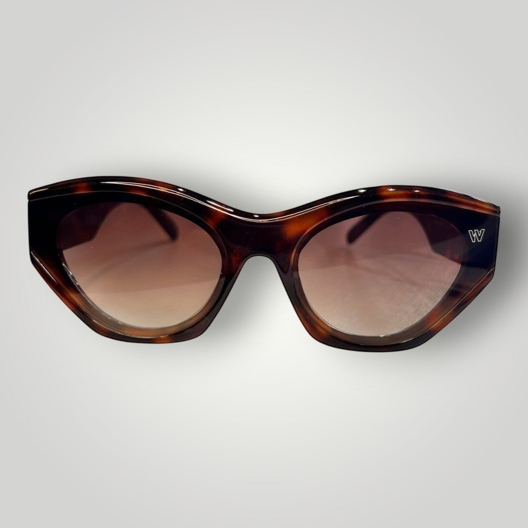 Óculos de sol W One Brand Store modelo gatinho em acetato camuflado com lentes marrons degradê e proteção UV400.