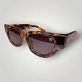 Óculos de Sol Gatinho Puxão Baixo em Acetato Camuflado com Lentes Marrons vista frontal