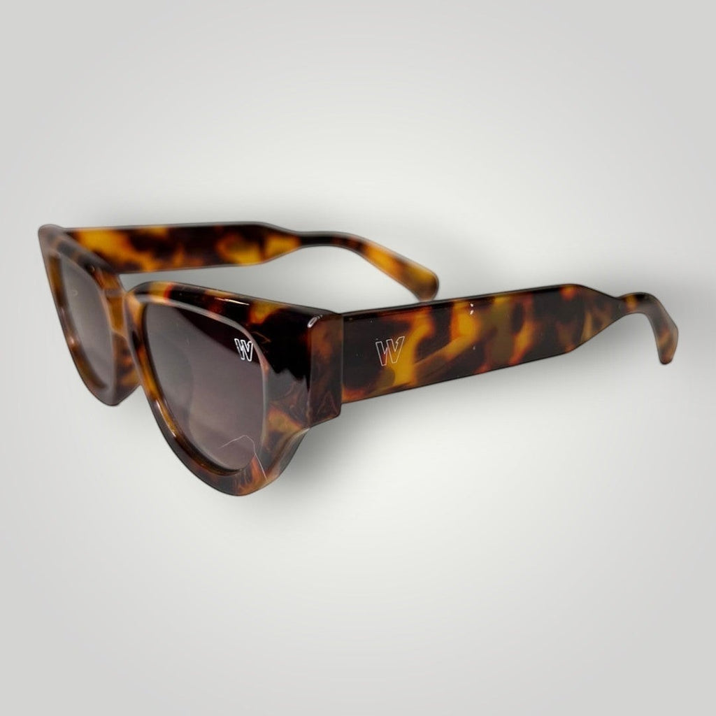 Óculos de Sol Gatinho Puxão Baixo em Acetato Camuflado com Lentes Marrons detalhe da armação e das lentes