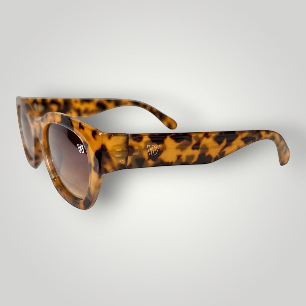 Óculos de Sol Gatinho em Acetato Camuflado Marrom com Lentes Marrons detalhe da armação e das lentes