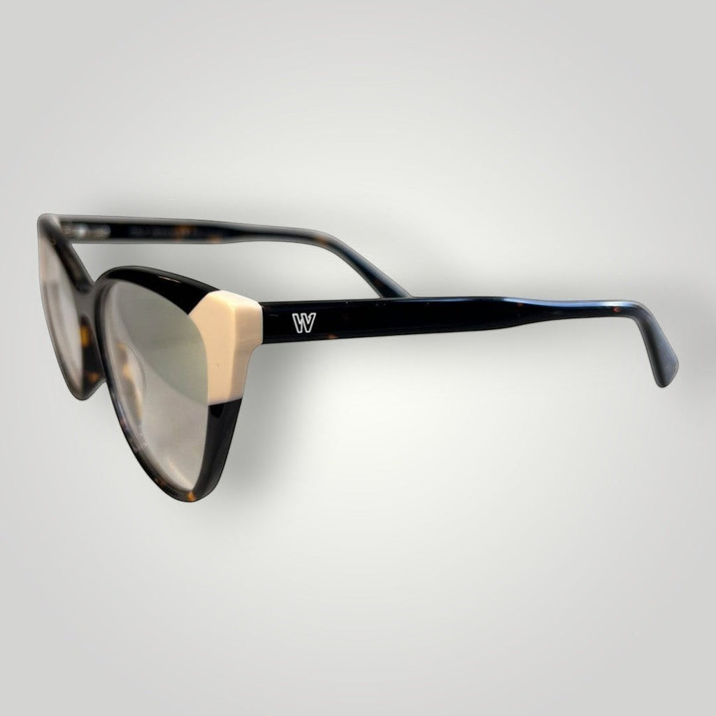 Armação de Óculos de Grau Gatinho em Acetato Camuflado com Detalhes Off White e Clip-On vista lateral