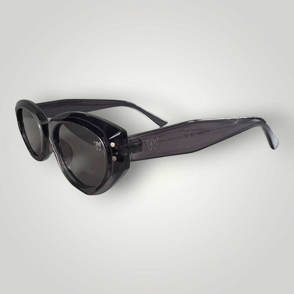 Óculos de Sol Gatinho Blog em Acetato Cinza Translúcido com Lentes Fumê detalhe da armação e das lentes
