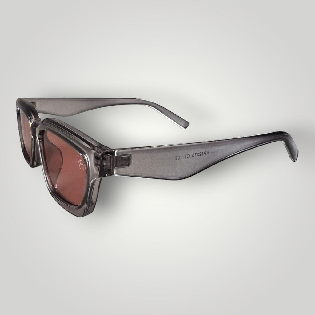 Óculos de Sol Gatinho Retangular em Acetato Cinza Translúcido com Lente Rosa detalhe da armação e das lentes