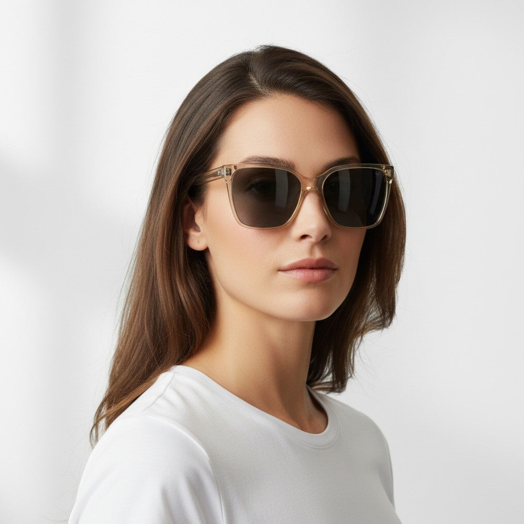 Óculos de Sol Maxi Gatinho Cinza Transparente Acetato vista lateral