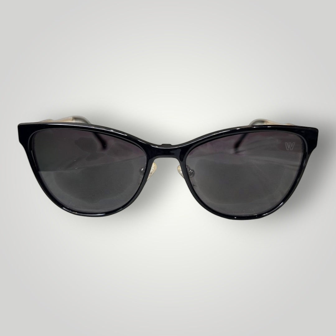 Óculos de grau W One Brand Store estilo gatinho em metal preto com clip-on solar, design moderno e versátil.