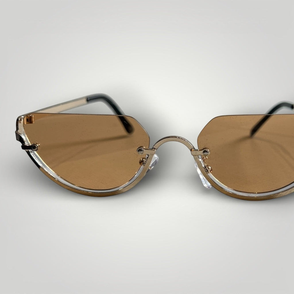 Óculos de Sol Gatinho com Lentes Marrons e Metal Dourado vista lateral