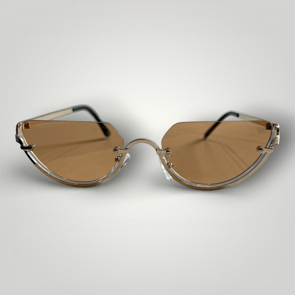 Óculos de Sol Gatinho com Lentes Marrons e Metal Dourado detalhe da armação e das lentes