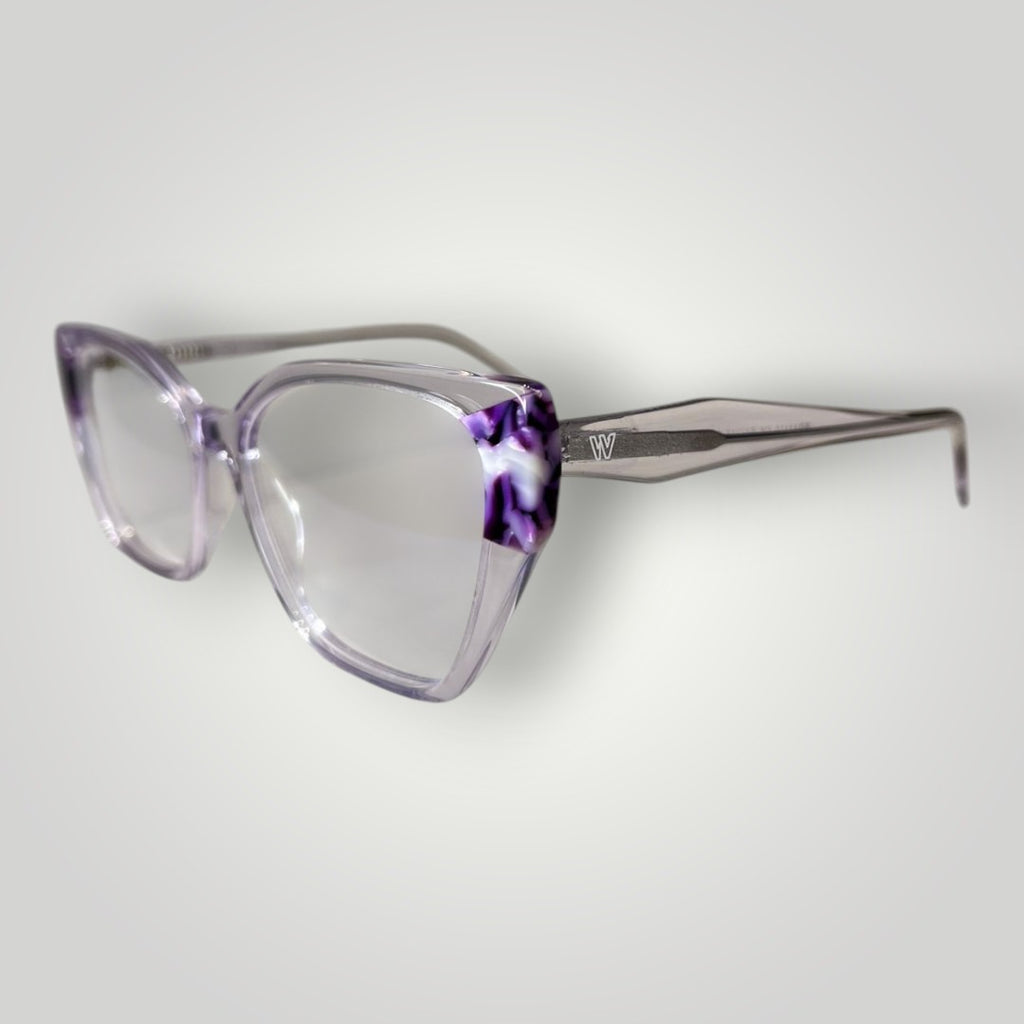 Óculos de grau W One em acetato lilás transparente com design gatinho e detalhes laterais em mármore roxo.