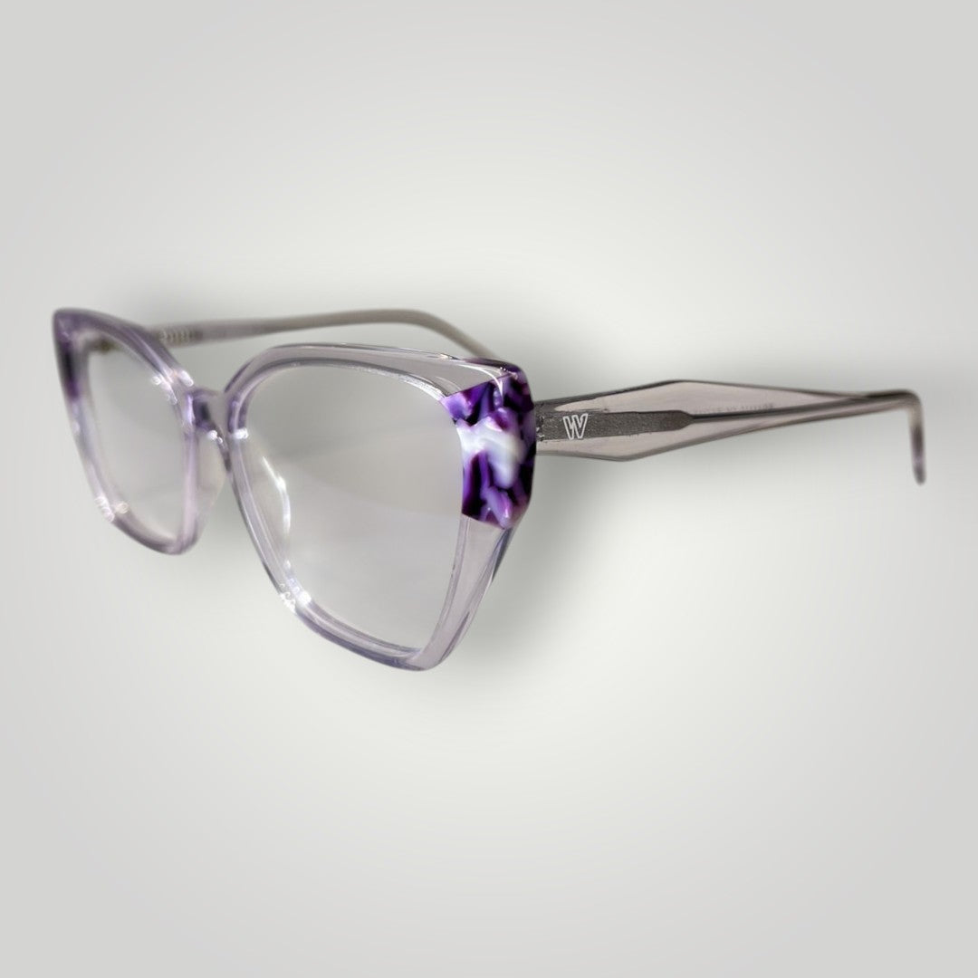 Óculos de grau W One em acetato lilás transparente com design gatinho e detalhes laterais em mármore roxo.