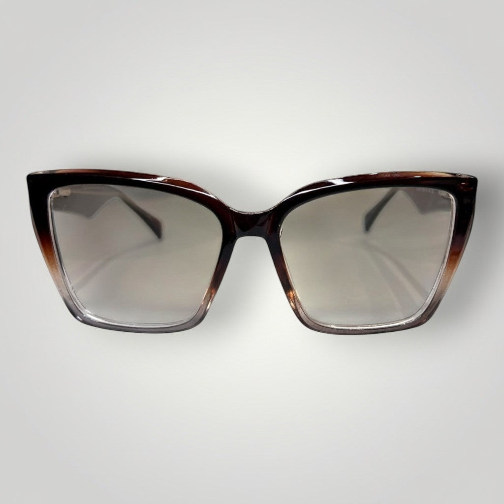 Óculos de grau W One em acetato marrom com design gatinho maxi e armação degradê. Elegantes e modernos.