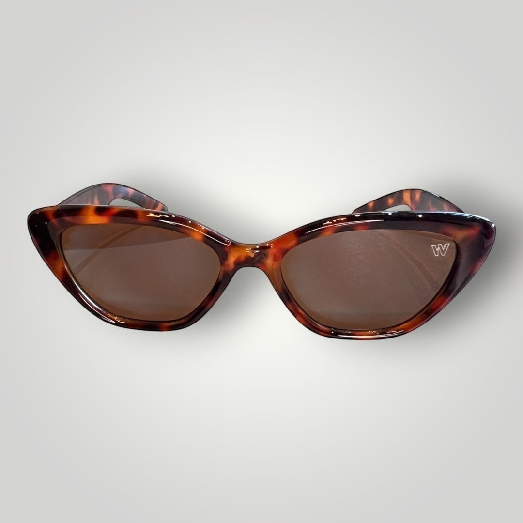 Óculos de sol W One Brand Store modelo gatinho em acetato estampado marrom com lentes marrons e proteção UV400.