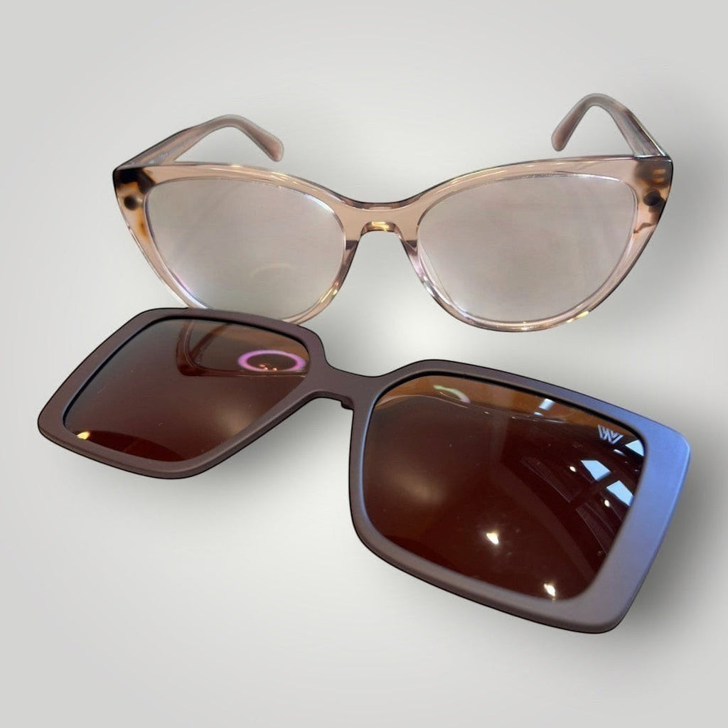 Armação de Óculos de Grau Gatinho em Poliamida Nude Transparente com Clip-On detalhe da armação