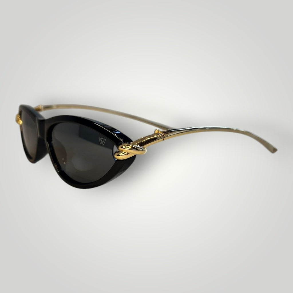 Óculos de sol W One gatinho em acetato preto com detalhe de nó dourado na haste e lentes fumê.