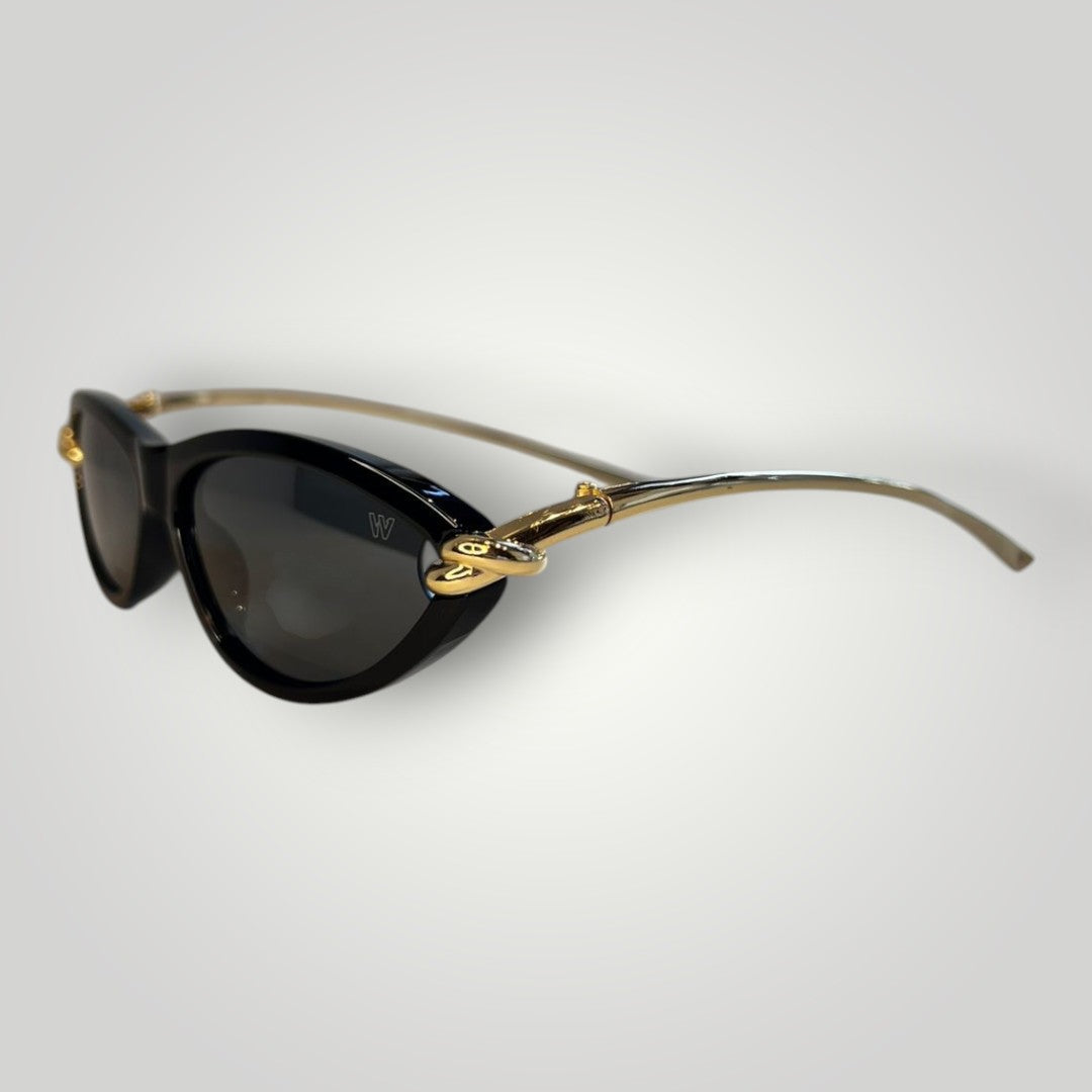 Óculos de sol W One gatinho em acetato preto com detalhe de nó dourado na haste e lentes fumê.