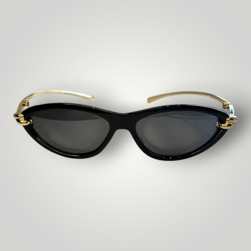 Óculos de sol W One gatinho em acetato preto com detalhe de nó em metal dourado e lentes fumê.