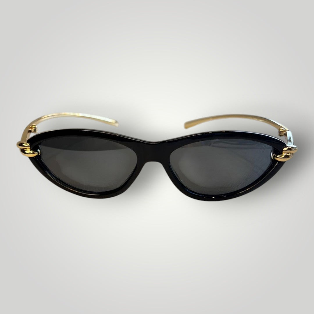 Óculos de sol W One gatinho em acetato preto com detalhe de nó em metal dourado e lentes fumê.