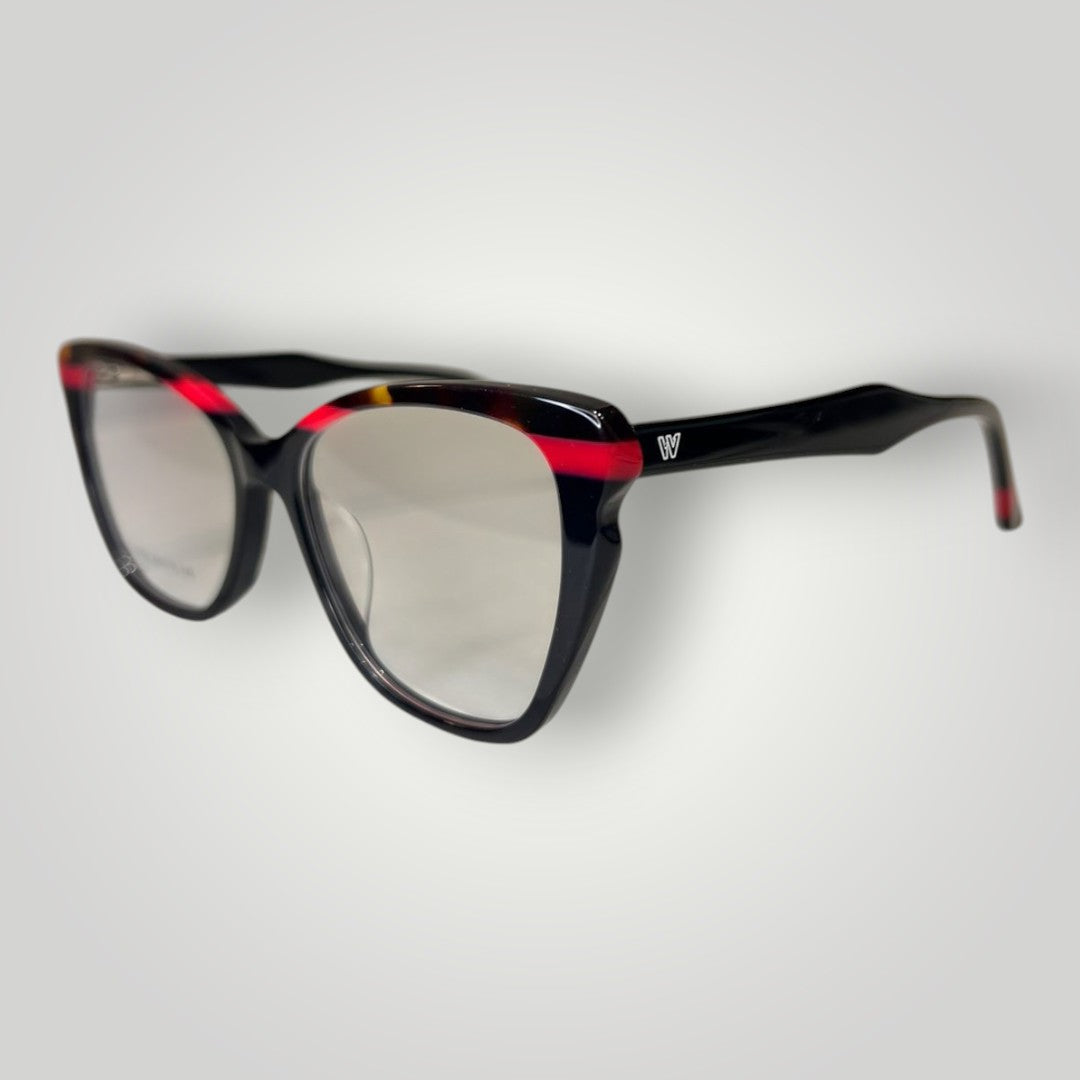 W One Brand Store óculos de grau gatinho em acetato preto com detalhes vermelhos e logo "W" na haste.