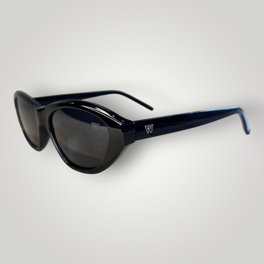Óculos de sol W One Brand Store gatinho em acetato preto com lentes fumê e proteção UV400, design elegante e moderno.