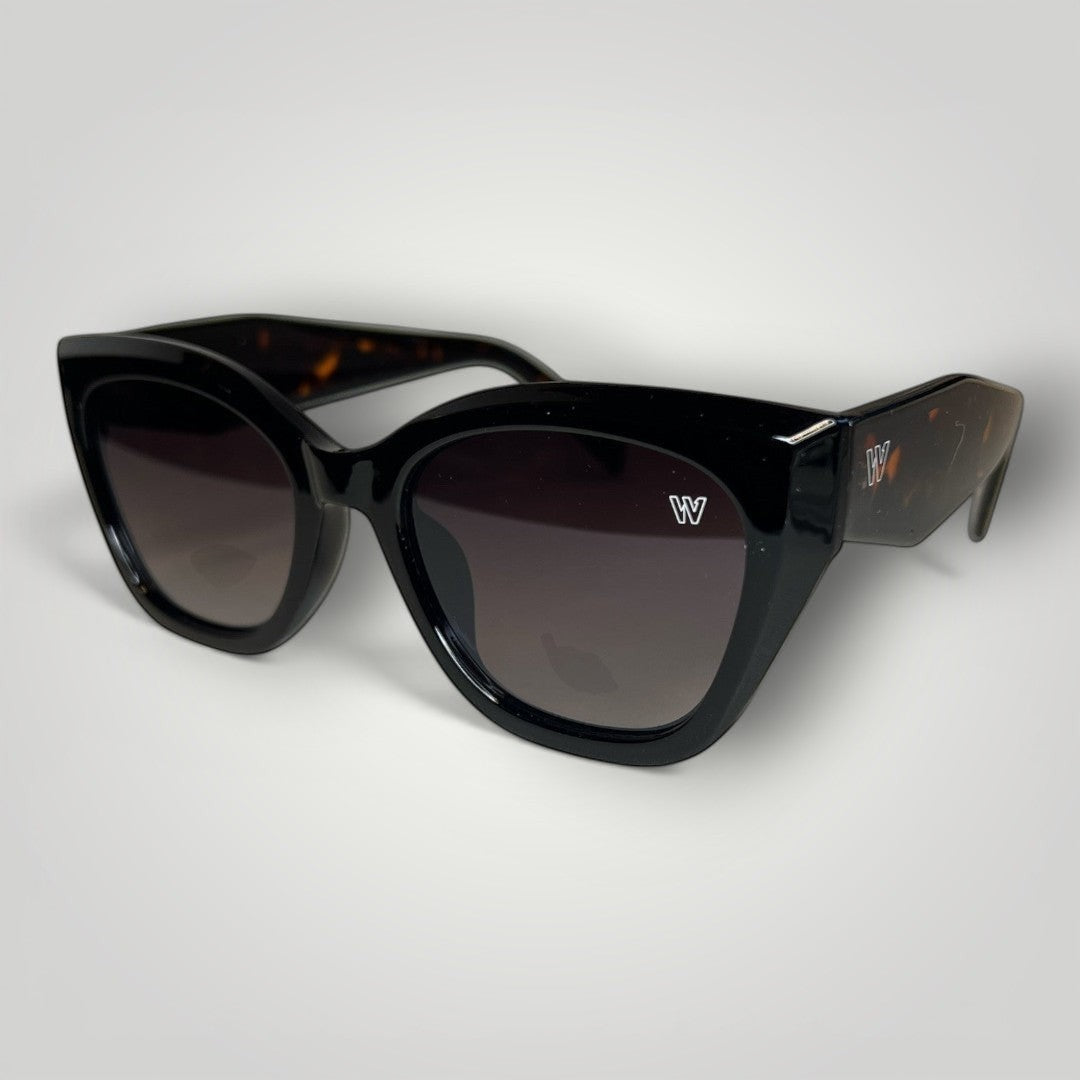 Óculos de sol gatinho W One Brand Store em acetato preto com lentes degradê e proteção UV400