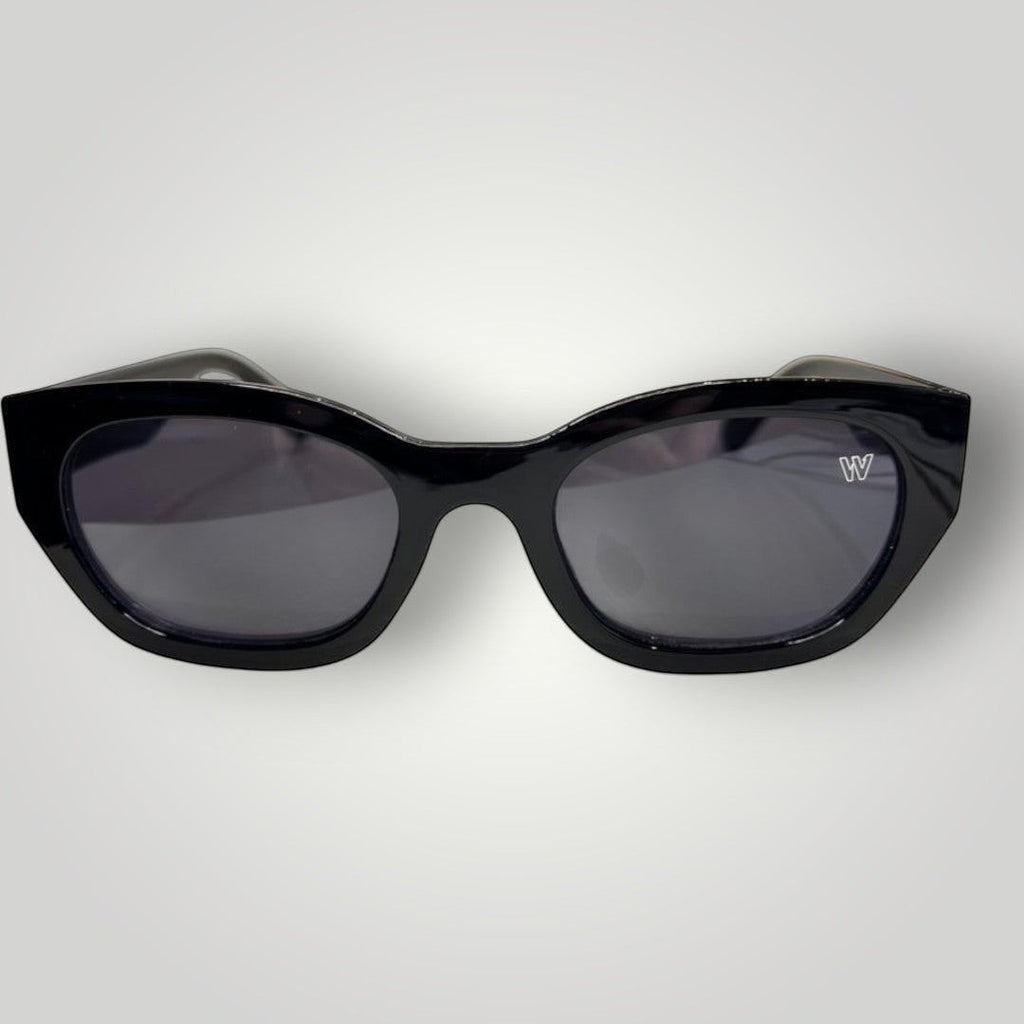 Óculos de sol W One Brand Store modelo gatinho em acetato preto com lentes fumê e proteção UV400