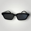 Óculos de Sol Premium Gatinho Retangular em Acetato Preto com Lente Fumê vista frontal